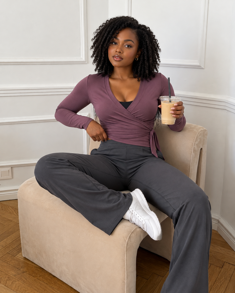 Nieuw AI-model in een lichte lounge in North Athletics-kleding