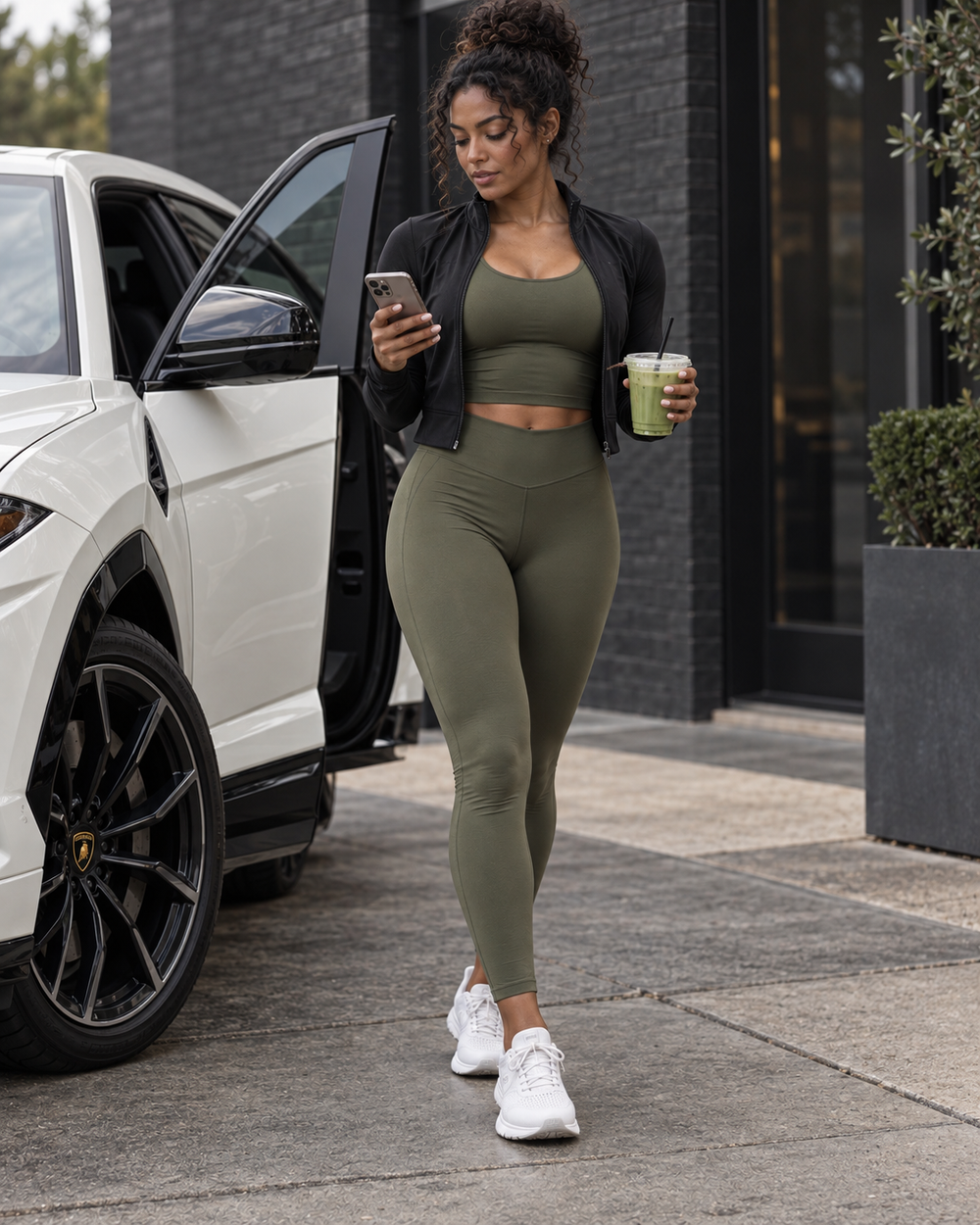 AI-model in de olijfgroene Off Duty-set naast een gedeeltelijk zichtbare Lamborghini